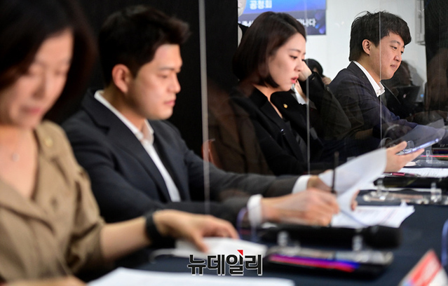 ▲ 지난 27일 오후 진행된 서울 영등포구의 한 스튜디오에서 '나는 국대다' 토론배틀 16강전에 참석한 이준석 대표(우)와 심사위원들. ⓒ정상윤 기자