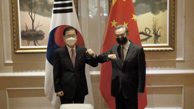 ▲ 지난 4월 중국 푸젠성 샤먼에서 열린 한중외교장관 회담 당시 정의용 장관과 왕이 중국 외교부장. ⓒ뉴시스. 무단전재 및 재배포 금지.