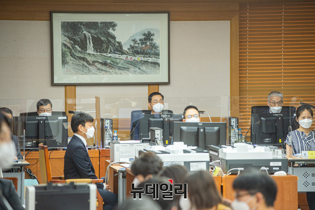 ▲ 민경욱 전 미래통합당 의원이 제기한 4·15 총선 무효 소송 재검표가 28일 인천 미추홀구 인천지방법원에서 진행되고 있다. ⓒ이종현 기자