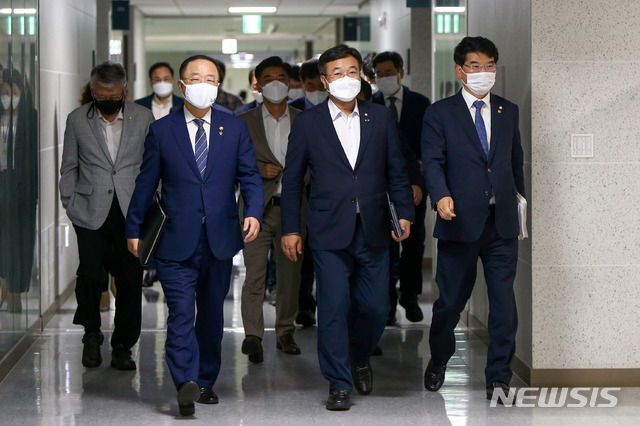 ▲ 윤호중 더불어민주당 원내대표와 홍남기 경제부총리 겸 기획재정부 장관이 29일 오전 서울 여의도 국회 의원회관에서 열린 '2021 제2차 추가경정예산안 당정협의'에 참석하고 있다. ⓒ뉴시스