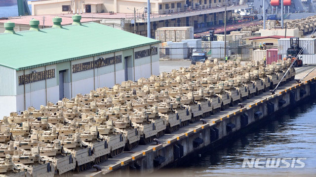 ▲ 지난 6월 20일 부산항 제8부두에 내린 미육군 제3보병사단 제1기갑여단전투단 장비들. 순환배치를 위해 한국에 온 부대의 장비다. ⓒ뉴시스. 무단전재 및 재배포 금지.