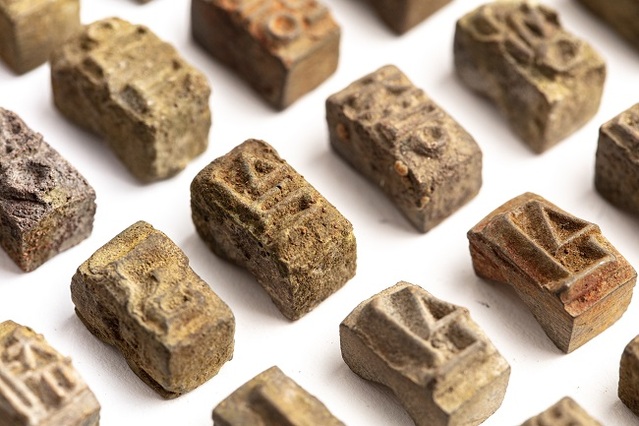 ▲ 서울 공평구역 제15⋅16지구 도시환경정비사업부지 내 유적(나 지역)에서 발굴된 한글 금속활자. ⓒ문화재청