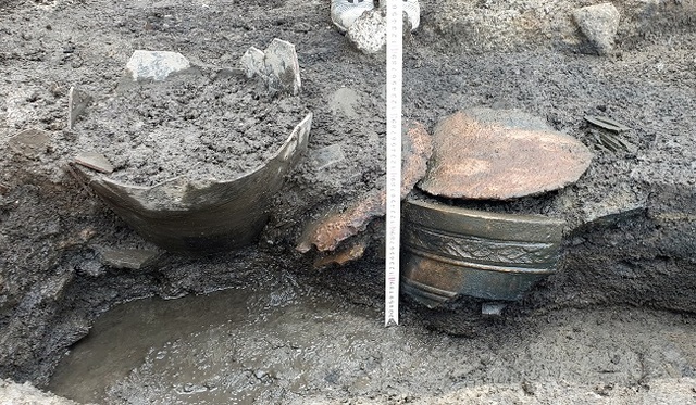 ▲ 일성정시의와 동종의 출토 당시 모습. ⓒ문화재청