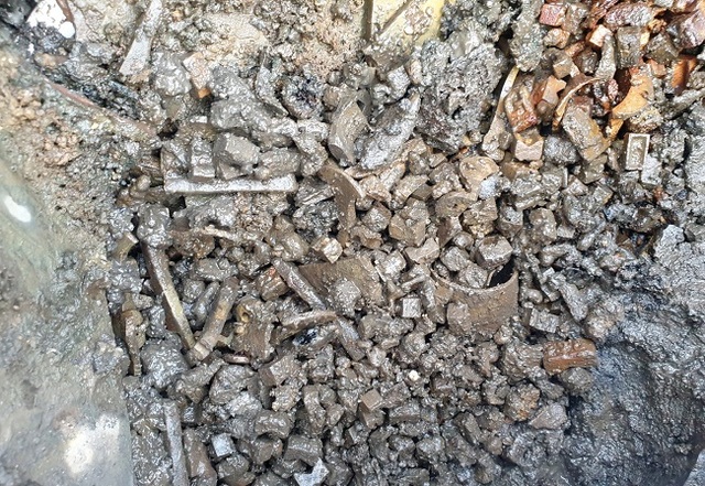 ▲ 항아리 내부에서 발굴된 금속활자. ⓒ문화재청