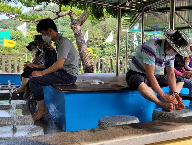 ▲ 시민들이 무더위 피해 뿌리공원에서 휴식을 취하고 있다.ⓒ대전중구청