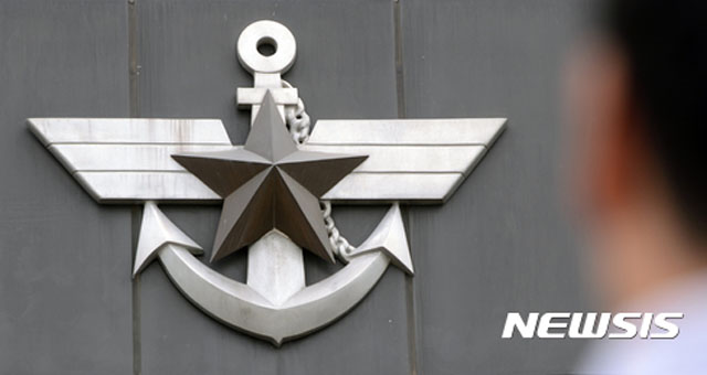 ▲ 서울 용산 국방부 청사에 붙은 로고. 국방부는 현재 과거 성범죄 관련 신고를 전면 재조사 중이다. ⓒ뉴시스. 무단전재 및 재배포 금지.