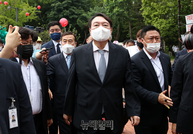 ▲ 윤석열 전 검찰총장이 29일 오후 서울 서초구 윤봉길 의사 기념관에 들어서고 있다.ⓒ정상윤 기자