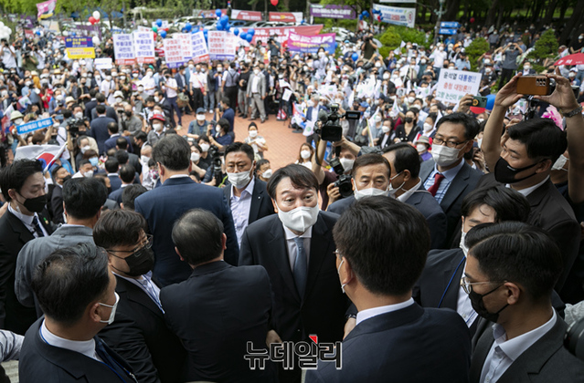 ▲ 윤석열 전 검찰총장이 29일 오후 서울 서초구 윤봉길 의사 기념관에서 대선 출마선언을 마치고 기념관을 나서고 있다.ⓒ정상윤 기자