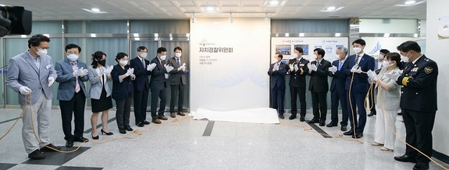 ▲ 29일 세종시 소담동 CJ소담프라자 4층 세종경찰청 입주 건물에서 열린 세종자치경찰위원회 출범식에서 기관장들이 현판식을 하고 있다.ⓒ세종시