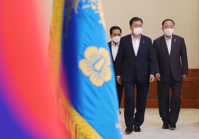 ▲ 문재인 대통령이 28일 청와대 본관 세종실에서 열린 확대경제장관회의에 홍남기 부총리 겸 기획재정부 장관, 유영민 비서실장과 참석하고 있다. ⓒ뉴시스