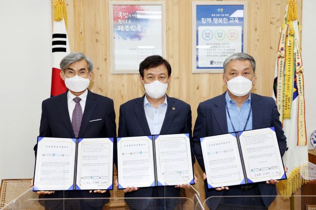 ▲ 왼쪽부터 이광노 소상공인시장진흥공단 대전충청지역본부장 , 김병우 충청북도교육감 , 이명훈 충북상인연합회장.ⓒ충북도교육청