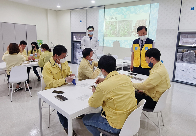 ▲ 대구한의대학교(총장 변창훈) 동의한방촌(촌장 최용구교수)은 최근 경산시의회 행정사회위원회로부터 행정사무 및 운영 실태에 대한 현장보고회를 가졌다.ⓒ대구한의대