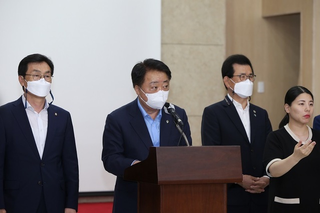 ▲ 한범덕 청주시장이 29일 도청에서 열린 청주도심통과 충청권 광역철도 제4차 철도망계획 최종 반영 기자회견에서 인사말을 하고 있다.ⓒ청주시