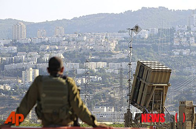 ▲ 이스라엘 하이파 인근에 배치된 아이언돔 발사대와 이스라엘 방위군 병사. ⓒ뉴시스 AP. 무단전재 및 재배포 금지.