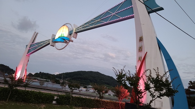 ▲ 김천시(시장 김충섭)는 봉산면 태화리 소재 간선도로 상징 조형물에 경관조명 정비 사업을 완료했다고 밝혔다.ⓒ김천시