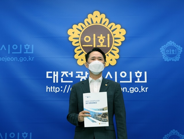 ▲ 권중순 대전시의회 의장이 29일 기자간담회를 통해 제8대의회 3년 의정성과 결산과 관련해 기자들에게 설명하고 있다.ⓒ대전시의회