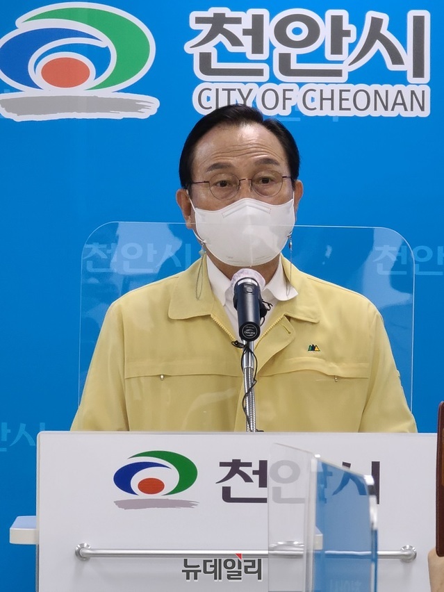 ▲ 박상돈 천안시장이 29일 시청 브리핑실에서 7월 1일부터 시행하는 천안형 선제적 방역조치방안과 관련해 기자회견을 갖고 있다.ⓒ김정원 기자