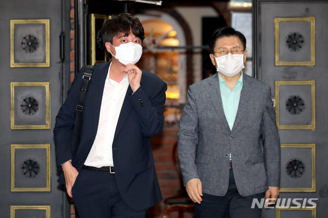 ▲ 지난 25일 서울 중구의 한 음식점에서 회동한 뒤 나오는 이준석 국민의힘 대표와 황교안 전 미래통합당(현 국민의힘) 대표 자료사진. ⓒ뉴시스