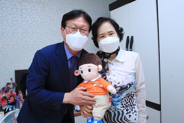 ▲ 김대권 대구 수성구청장은 30일 범어동에 거주하는 홀몸어르신 댁을 방문해 효도인형효돌이를 전달하고 담소를 나누고 있다.ⓒ수성구