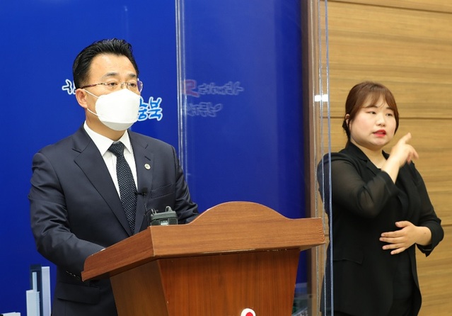 ▲ 서승우 충북도 행정부지사가 30일 도청에서 LH토지 투기 의혹관련, 충북도 공무원과 충북개발공사 임직원 전수조사 결과를 브리핑하고 있다.ⓒ충북도