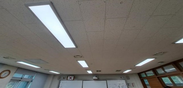 ▲ 세종시 한 학교 교실에 설치된 LED조명.ⓒ세종교육청