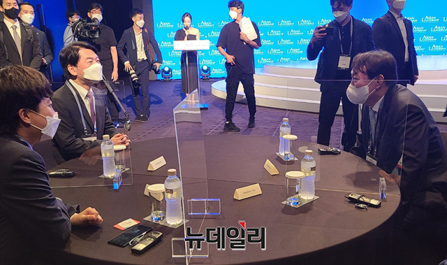 ▲ 이준석 국민의힘 대표, 안철수 국민의당 대표, 윤석열 전 검찰총장이 30일 오전 서울 중구 장충동 신라호텔에서 열린 2021 아시안리더십콘퍼런스에 참석해 인사를 나누고 있다.ⓒ야권 관계자 제공