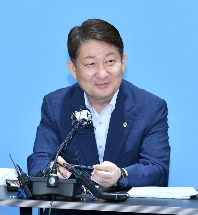 ▲ 민선 7기 3주년을 맞은 권영진 대구시장은 30일 시청 브리핑룸에서 기자간담회를 통해 “우리의 행복한 미래공동체를 만들어가는 데 함께 해 주신 위대한 대구시민께 감사와 존경의 인사를 드린다”고 말했다.ⓒ대구시