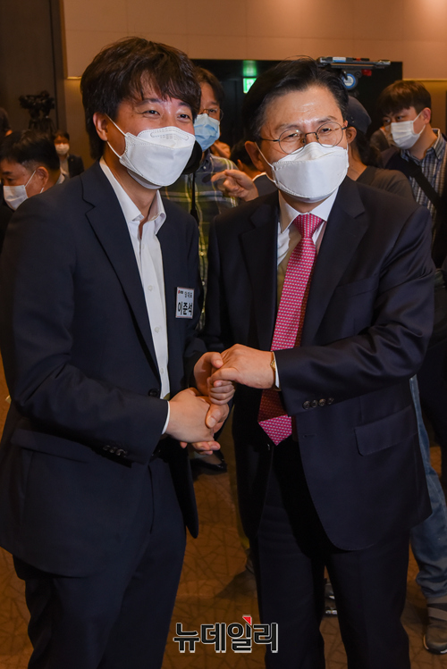 ▲ 30일 오후 연세대학교 백양누리에서 황교안 전 미래통합당 대표의 저서 '초일류 정상국가-다음 세대와 함께하는 포스트 코로나 시대의 정치' 출판기념회에 참석한 이준석 국민의힘 대표. ⓒ강민석 기자