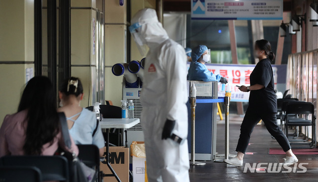 ▲ 30일 오후 서울 송파구보건소에 설치된 코로나19 선별진료소에서 의료진이 분주히 움직이고 있다. ⓒ뉴시스