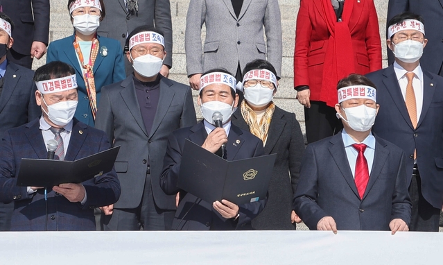 ▲ 대구시의회는 지역 숙원 사업 해결을 위해서라면 국회, 중앙정부, 각계 관계자를 직접 만나 논의하고 설득하는 발빠른 모습을 보였다. 사진은 지난 2월 열린 대구경북신공항특별법 제정촉구 결의대회 장면.ⓒ대구시의회