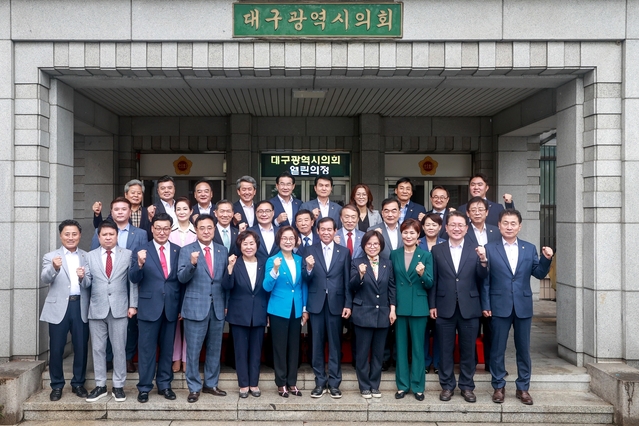 ▲ 대구시의회는 코로나19의 장기화로 시민 생활과 경제가 어려운 여건 속에서 지역의 미래를 책임질 현안 해결을 위해 앞장서는 한편 민생안정을 위한 제도개선과 시정견제에 힘썼다. 사진은 8대 후반기 원구성 후 단체 사진 촬영 장면.ⓒ대구시의회