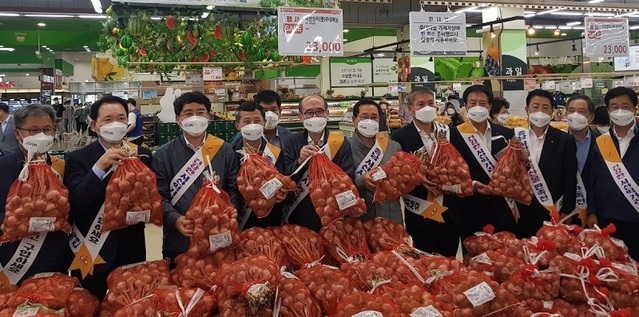 ▲ 농협은 서산6쪽마늘소비촉진을 위한 특별 판매전을 농협하나로클럽 양재점에서 성일종 국회의원(왼쪽 두번째), 맹정호 서산시장(왼쪽 세번째), 유찬형 농협중앙회 부회장(왼쪽 다섯번째), 서산시 지역농협조합장이 참가한 가운데 30일 개최했다.ⓒ농협충남본부