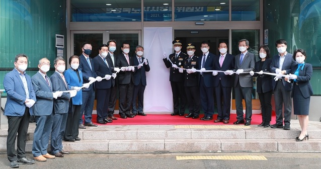 ▲ 지난달 28일 공식 출범한 충북자치경찰위원회. 남기헌 위원장과 위원, 이시종 충북도지사와 박문희 충북도의장 등이 현판가림막을 걷어내고 있다.ⓒ충북도