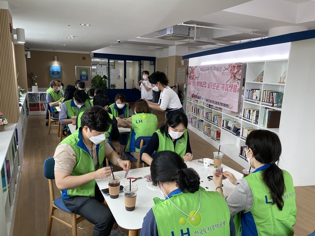 ▲ LH 대구경북지역본부는 지난 25일 ‘대구 마을와락(樂)’ 사업의 봄봄플리마켓에 함께해 지역민의 커뮤니티 활성화를 위한 나눔 행사를 실시했다.ⓒLH 대구경북지역본부