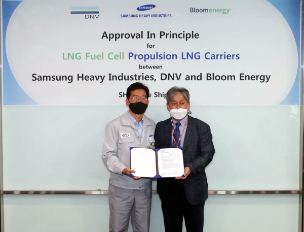 ▲ 정호현 삼성중공업 기술개발본부장(왼쪽)과 신명섭 DNV 영업본부장이 AIP 인증 후 기념촬영하는 모습ⓒ삼성중공업