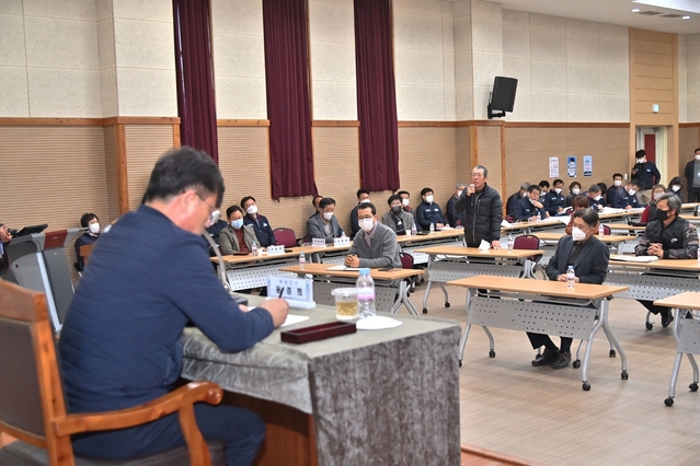 ▲ 윤경희 군수는 “지난 3년간 군민행복을 최우선 순위로 두고, 민생 현장 곳곳을 누비며 열심히 그리고 후회 없이 달려왔다”며 소회를 밝혔다. 사진은 군민과의 대화 장면.ⓒ청송군