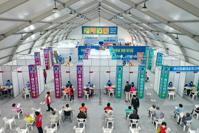 ▲ 군은 코로나19 확진자 발생 지역에 임시선별검사소를 즉시 설치해 밀접접촉자뿐만 아니라 의심증상자와 검사희망자에 대한 선제 검사 조치와 더불어 치밀한 방역체계를 구축한 덕에 지역사회의 대규모 전파를 막을 수 있었다.ⓒ청송군