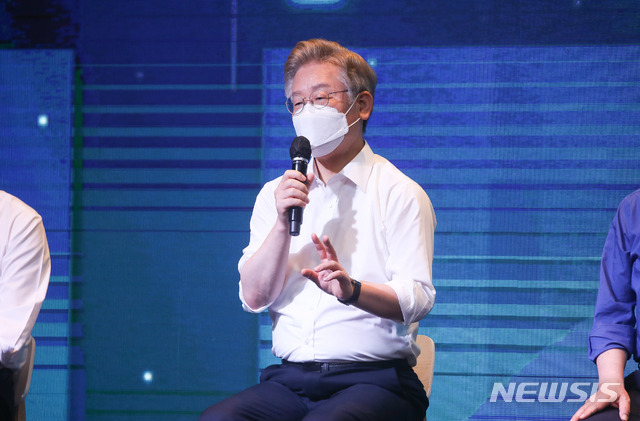 ▲ 이재명 경기도지사가 1일 서울 여의도 글래드호텔에서 열린 더불어민주당 공명선거 실천 서약식 및 프레스데이에서 취재진의 질문에 답변하고 있다. ⓒ뉴시스
