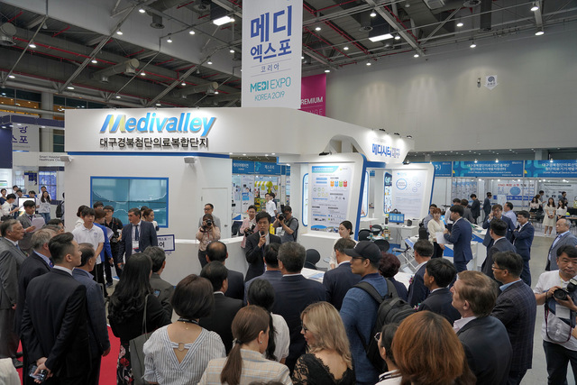 ▲ 지역 최대 규모의 의료산업분야 비즈니스 전시회인 ‘2021 메디엑스포 코리아’가 건강의료산업전을 중심으로 의료관광전, 한방엑스포, 치과기자재전 등 700여 부스가 참여한 가운데 7월 2일 11시 개막식을 시작으로 7월 4일까지 3일간 엑스코 서관에서 개최된다.ⓒ대구시