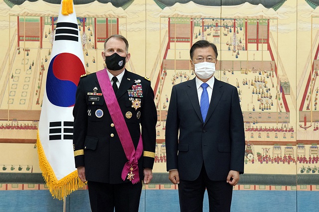 ▲ 문재인 대통령이 1일 청와대에서 열린 이임 한미 연합사령관 서훈식에서 로버트 에이브럼스 한미연합사령관 겸 주한미군사령관과 기념촬영을 하고 있다. ⓒ청와대