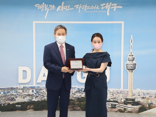 ▲ 대구시는 바이올린 연주자 ‘김봄소리’를 ‘유네스코 음악창의도시, 대구’ 홍보대사로 위촉하고, 위촉패를 전달했다.ⓒ대구시