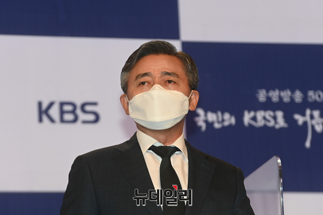 ▲ 양승동 KBS 사장이 1일 오후 서울 여의도 KBS별관에서 열린 '텔레비전방송수신료 조정안' 설명회에서 발언하고 있다. KBS이사회는 수신료를 월 2,500원에서 3,800원으로 인상하는 안을 지난달 30일 의결했다. 이날 기자회견에는 양승동 KBS 사장, 임병걸 KBS 부사장, 김상근 KBS 이사장이 참석했다. ⓒ강민석 기자