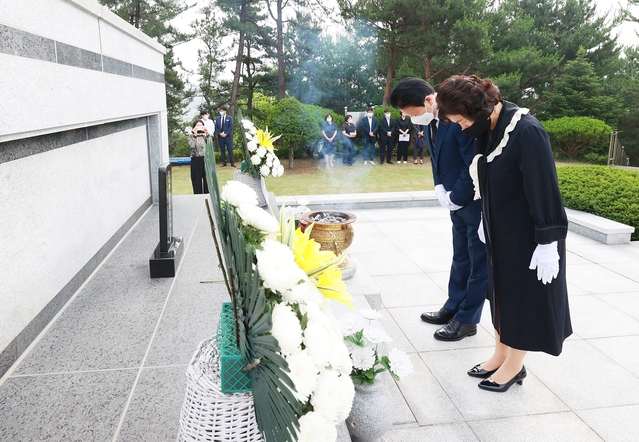 ▲ 이병환 군수는 1일 아침 일찍부터 충혼탑을 찾아 참배를 하고 헌화와 분향을 하며 호국영령 및 순국선열의 넋을 기렸다.ⓒ성주군