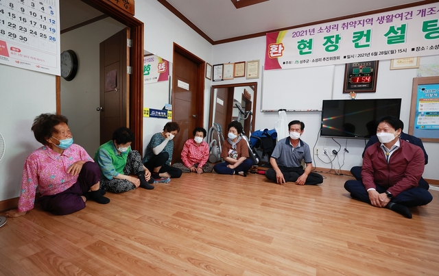 ▲ 이 군수는 지난 30일 성주 사드 배치로 많은 고통을 겪어야 했던 소성리 주민들을 제일 먼저 찾아가 주민들의 어려움과 힘들게 싸워온 지난 날들을 공감하고 위로했다.ⓒ성주군