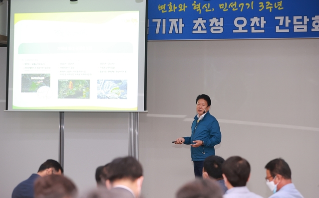 ▲ 이 군수는 1일 오전 기자간담회를 갖고 ‘군민중심 행복성주’ 를 완성시키기 위한 각오를 밝혔다.ⓒ성주군