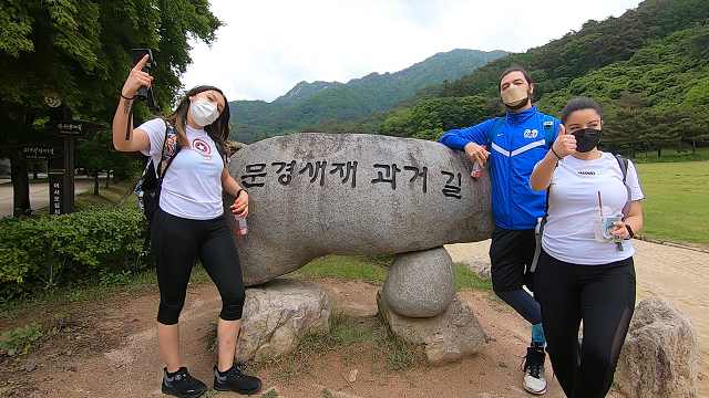 ▲ 외국인 여행객들이 셀프여행 가이드영상을 찍고 있다.ⓒ경북관광공사