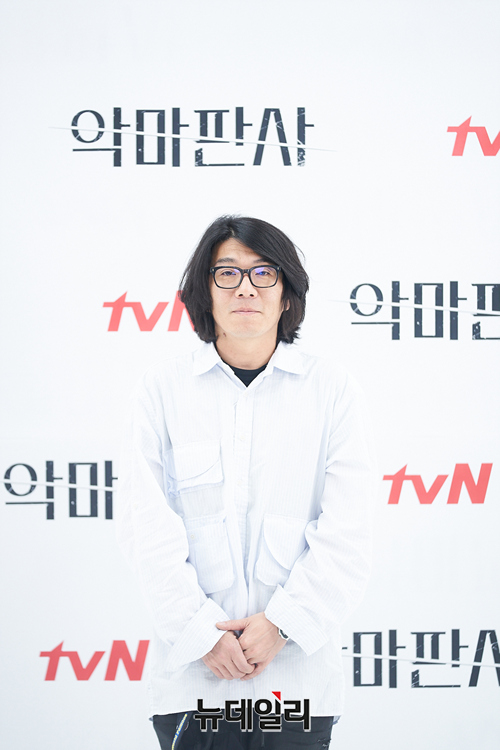 ▲ 최정규 감독이 1일 오후 온라인으로 진행된 tvN 새 토일드라마 '악마판사(감독 최정규)' 제작발표회에서 포토타임을 갖고 있다.

ⓒtvN