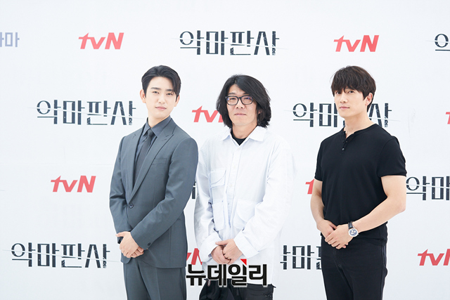 ▲ 최정규 감독이 1일 오후 온라인으로 진행된 tvN 새 토일드라마 '악마판사(감독 최정규)' 제작발표회에서 포토타임을 갖고 있다.

ⓒtvN