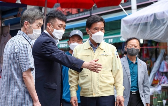 ▲ 황인호 대전 동구청장이 1일 중앙시장을 찾아 상인들과 이야기를 하고 있다.ⓒ대전 동구