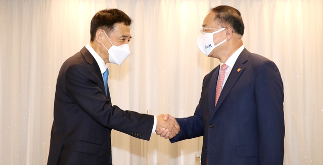 ▲ (왼쪽부터)이주열 한국은행 총재, 홍남기 경제부총리 겸 기획재정부 장관ⓒ한국은행